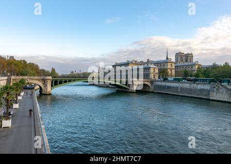 Pont Notre-Dame. Krankenhaus Hôtel-Dieu, Kathedrale Notre-Dame de Paris. Menschen wandern und Fahrrad fahren, seine River. Rives de seine Park. Bäume, Himmel. Stockfoto