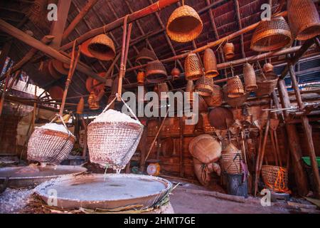 Die alte Methode, Salzlake in Bo Kluea, Nan, Thailand, zu reinem Salz zu kochen, alte Salzgruben, viele Bambuskörbe. Stockfoto