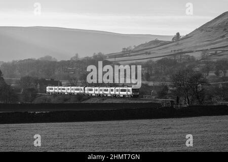 Erste TransPennine Express-Züge der Klasse 185 fahren an Edale Derbyshire vorbei, auf der landschaftlich reizvollen Bahnlinie von Hope Valley Stockfoto