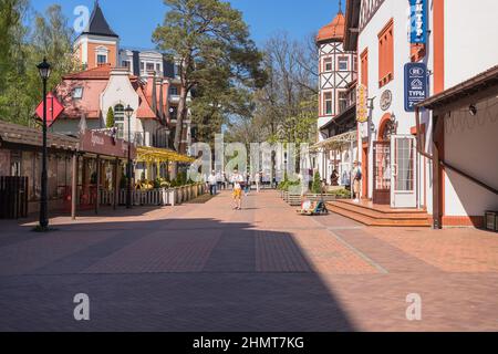 Svetlogorsk, Russland - 11. Mai 2021: Einkaufsviertel mit kleinen Geschäften und Restaurants Stockfoto