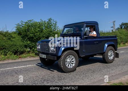 2005 blauer Land Rover Defender Hard-Top TD5 2495cc Diesel mit 5-Gang-Schaltgetriebe; auf dem Weg zur klassischen Autoausstellung Capesthorne Hall im Juli in Cheshire, Großbritannien Stockfoto