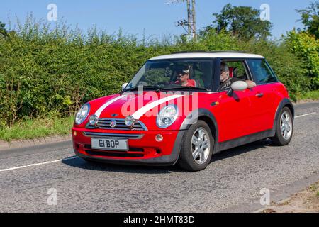 2004 rotes Mini Cooper 1598cc Benziner 5-Gang-Schaltgetriebe; auf dem Weg zur Capesthorne Hall Classic July Car Show, Ceshire, Großbritannien Stockfoto