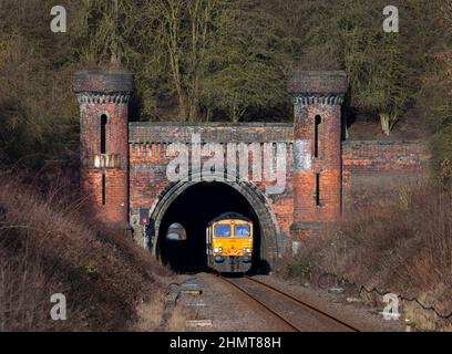 2 GB Railfreight-Lokomotiven der Baureihe 66 verlassen den prunkvollen Kirton-Lindsey-Tunnel auf der Brigg-Linie, Lincolnshire, während sie mit leichtem Motor fahren Stockfoto