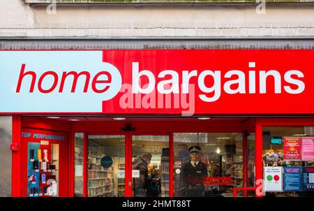 Schild am Eingang zu Home Bargains in Liverpool Stockfoto