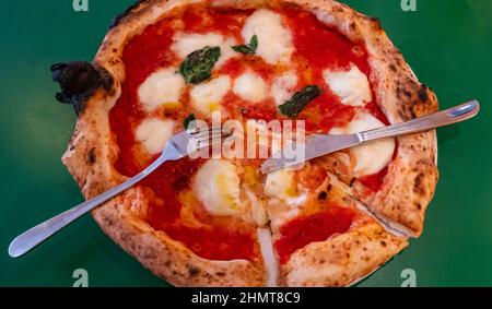 Pizza Margarita mit Tomatenbasil und Büffelmozzarella Stockfoto