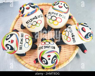 ZOUPING, CHINA - 12. FEBRUAR 2022 - in Zouping c machen Bäcker Dampfbrötchen in Form von Bing Dwen Dwen, dem Maskottchen der Olympischen Winterspiele in Peking Stockfoto