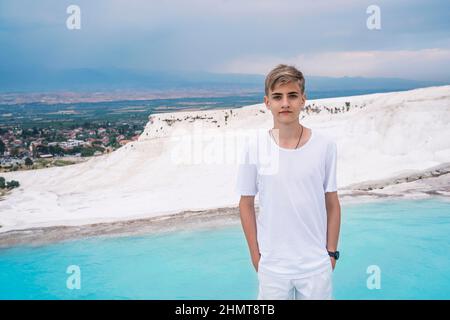 Nahaufnahme emotionales Porträt eines kaukasischen jungen Mannes mit 14-17 Jahren in Pamukkale, Türkei. Stockfoto