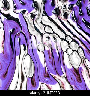 Abstrakte KUNST. Der Stil umfasst ein wirbelndes, künstlerisches Design mit violetten und weißen Ölfarben oder Aquarellen, die erstaunliche komplexe Strukturen bilden Stockfoto