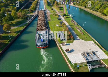 Luftaufnahme Rhein-Herne-Kanal, Waltrop, Schiffshebeschiff, Frachtschiff, Nordrhein-Westfalen, Deutschland, Deutschland Stockfoto