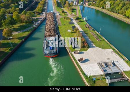 Luftaufnahme Rhein-Herne-Kanal, Waltrop, Schiffshebeschiff, Frachtschiff, Nordrhein-Westfalen, Deutschland, Deutschland Stockfoto