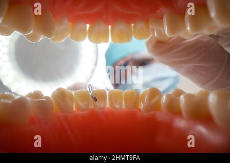 Patient bei einem Zahnarzttermin in einer Zahnklinik. Blick aus dem Inneren des Zahnkiefers. Stockfoto