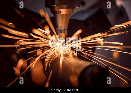 CNC-Laserschneiden von Metall, moderne Industrietechnik machen Industrial Details. Die Laseroptik und CNC (Computer Numerical Control) werden verwendet Stockfoto
