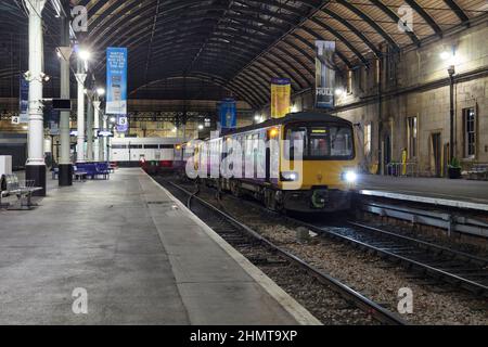 Nördlicher Zug der Klasse 144 mit Schrittzug 144006 + Klasse 142 142015 am Bahnhof Hull Paragon Stockfoto