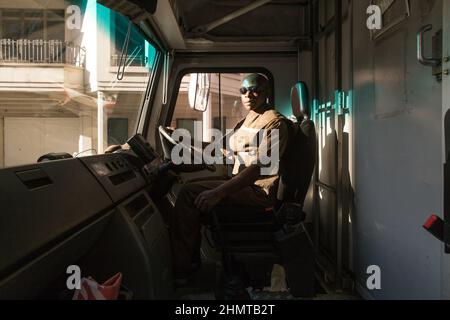 Kurier-Lieferfahrer in seinem Lieferwagen Stockfoto