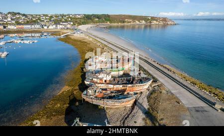 Schiffswracks im Hafen von Camaret sur Mer auf der Halbinsel Crozon; Bretagne; Frankreich Stockfoto