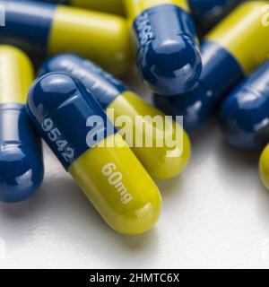 Blaue gelbe Kapseln Therapie Pillen Grippe Arzt Antibiotika Pharmazie Medizin Medizin Stockfoto