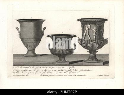 Metallvase im griechischen Stil aus Neapel 1, Vase im griechischen Stil im Justinian-Garten, Orti Giustiniani 2 und griechische Vase mit Bacchanalia aus den Gärten Orti Lanta oder Lanta, Gianicolo Hill 3. Kupferstich von Pietro Ruga nach einer Illustration von Lorenzo Rocceggiani aus eigenen 100 Tafeln mit religiösen, zivilen und militärischen Kostümen der alten Ägypter, Etrusker, Griechen und Römer, Franzetti, Rom, 1802. Stockfoto