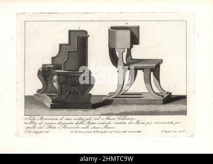 Sedia stercoraria in antikem Rot im Vatikanischen Museum 1 und Marmorstuhl aus der Statue des Dichters und Dramatikers Menander im Vatikanischen Museum 2. Kupferstich von Pietro Ruga nach einer Illustration von Lorenzo Rocceggiani aus eigenen 100 Tafeln mit religiösen, zivilen und militärischen Kostümen der alten Ägypter, Etrusker, Griechen und Römer, Franzetti, Rom, 1802. Stockfoto