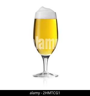 Altbier Pilsner Bierglas mit Schaumkrone mit goldenen Tauftropfen Kondensation Tropfen frischen Alkohol auf weißem Hintergrund Stockfoto