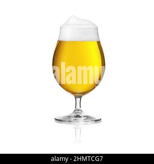 Biertulpe-Bierglas mit Bierschaum und Tau-Tropfen Wasser-Alkohol goldene Krone auf weißem Hintergrund Stockfoto