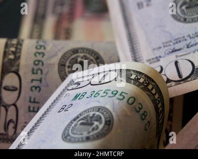 Banknoten im Nennwert von 50 Dollar aus der Nähe. Amerikanisches Papiergeld. Stockfoto