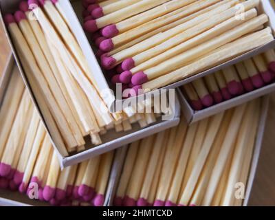 Mehrere Boxen gefüllt mit Streichhölzern, eine Nahaufnahme. Streichholzschachteln. Stockfoto