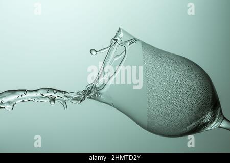 Weinglasspritzer Spülen Sie sie mit Tropfen Kondenswasser und Wassersprühnebel ab Stockfoto