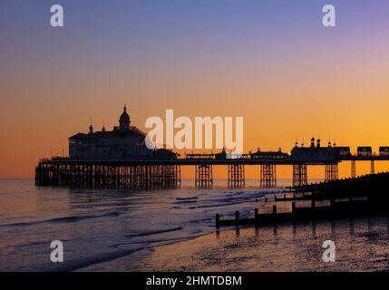 Eastbourne Pier bei Sonnenuntergang. Stockfoto