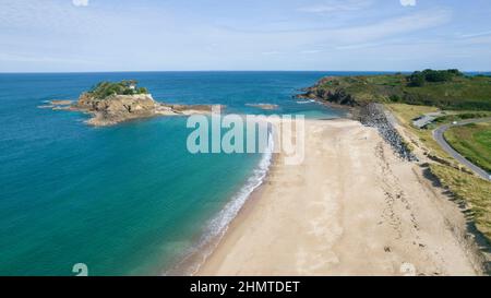 Frankreich, Département Ille-et-Vilaine, Cote d'Emeraude (Smaragdküste), Cancale Plage du Guesclin (Luftaufnahme) Stockfoto