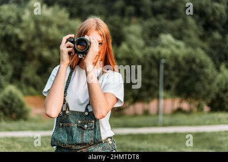 Ingwer teen, Mädchen, das Fotos mit Kamera. Speicherplatz kopieren Stockfoto