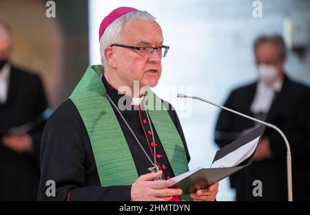 Berlin, Deutschland. 12th. Februar 2022. Heiner Koch, Erzbischof der Erzdiözese Berlin, spricht in der katholischen Gedächtniskirche Maria Regina Martyrum bei einem ökumenischen Friedensgebet anlässlich des Ukraine-Konflikts. Quelle: Christophe Gateau/dpa/Alamy Live News Stockfoto