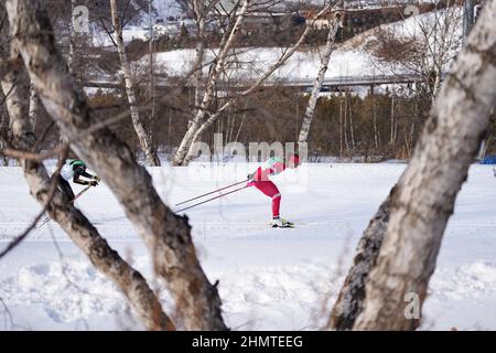 Zhangjiakou, Chinas Provinz Hebei. 12th. Februar 2022. Natalia Nepryaeva vom ROC tritt während der 4x5-km-Langlaufstaffel der Frauen bei den Olympischen Winterspielen in Peking im Nationalen Langlaufzentrum in Zhangjiakou, nordchinesische Provinz Hebei, am 12. Februar 2022 an. Kredit: Mu Yu/Xinhua/Alamy Live Nachrichten Stockfoto