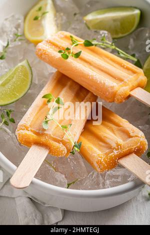 Süßes Eis-Sorbet mit Zitronen und Limetten gewürzt. Limetten- und Zitronensorbet-Eis. Stockfoto