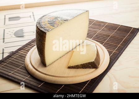 Olomouc Tschechische Rep Jan 21st 2015 Pecorino-Käsescheibe auf Holzplatte Stockfoto