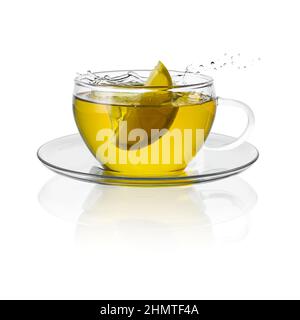 Teetasse Glas mit Zitronenspritzer heißes Getränk isoliert auf weiß Stockfoto