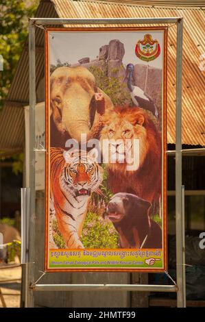 Zweisprachiges Schild, sowohl in Englisch als auch in Khmer-Schrift, am Eingang des Phnom Tamao Wildlife Rescue Center, Provinz Takeo, Kambodscha. Quelle: Kraig lieb Stockfoto