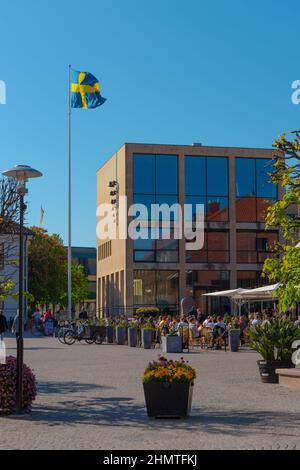 Falkenberg, Schweden - Mai 29 2021: Die schwedische Flagge vor dem Gemeindegebäude von Falkenberg. Stockfoto