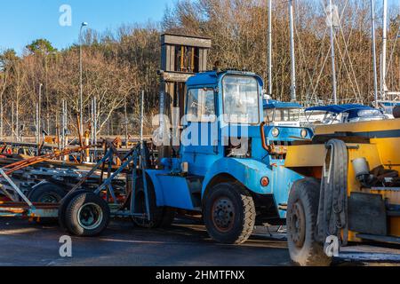 Göteborg, Schweden - november 21 2021: Alter blauer Hubwagen an einem Kai. Stockfoto