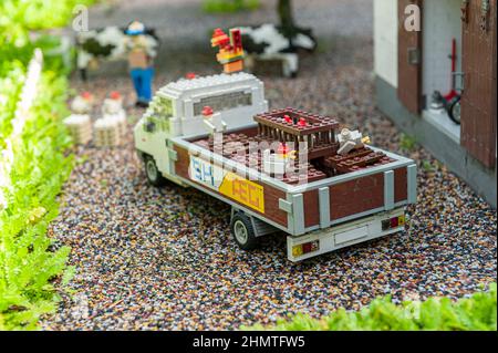 Billund, Dänemark - Juni 26 2011: LEGO Modell eines kleinen LKW auf einem Bauernhof Stockfoto