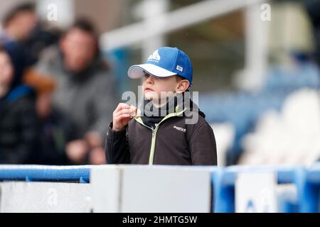 Ein junger Fan von Huddersfield Town wacht auf Stockfoto