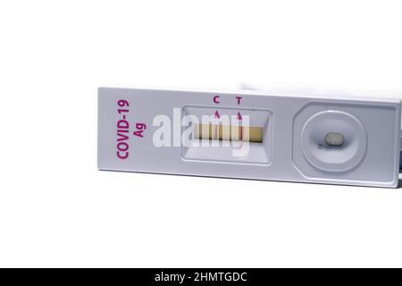 Gebrauchte Antigen-Testkits. Ordnungsgemäße Entsorgung von Antigen-Covid-Testkits mit positivem Ergebnis Stockfoto