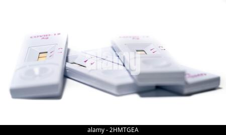 Gebrauchte Antigen-Testkits. Ordnungsgemäße Entsorgung von Antigen-Covid-Testkits mit positivem Ergebnis Stockfoto