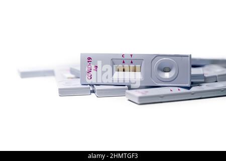 Gebrauchte Antigen-Testkits. Ordnungsgemäße Entsorgung von Antigen-Covid-Testkits mit positivem Ergebnis Stockfoto