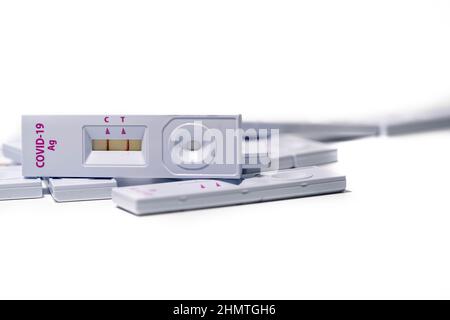 Gebrauchte Antigen-Testkits. Ordnungsgemäße Entsorgung von Antigen-Covid-Testkits mit positivem Ergebnis Stockfoto