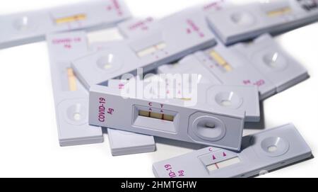 Gebrauchte Antigen-Testkits. Ordnungsgemäße Entsorgung von Antigen-Covid-Testkits mit positivem Ergebnis Stockfoto