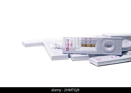 Gebrauchte Antigen-Testkits. Ordnungsgemäße Entsorgung von Antigen-Covid-Testkits mit positivem Ergebnis Stockfoto