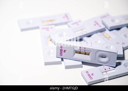 Gebrauchte Antigen-Testkits. Ordnungsgemäße Entsorgung von Antigen-Covid-Testkits mit positivem Ergebnis Stockfoto