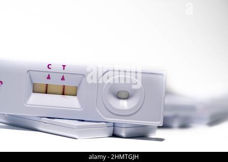 Gebrauchte Antigen-Testkits. Ordnungsgemäße Entsorgung von Antigen-Covid-Testkits mit positivem Ergebnis Stockfoto