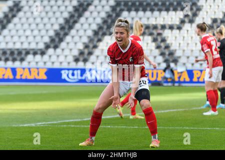 Freiburg, 12th 2022. Februar Jana Vojtekova (20 SC Freiburg) wütend während des Flyeralarm Frauen Bundesliga-Spiels zwischen SC Freiburg und FC Bayern München im Dreisamstadion, Freiburg. Sven Beyrich/SPP Kredit: SPP Sport Pressefoto. /Alamy Live News Stockfoto