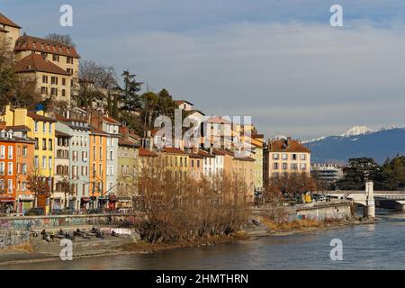 GRENOBLE, FRANKREICH, 3. Februar 2022 : Altstadt am Ufer des Flusses Isere. Stockfoto